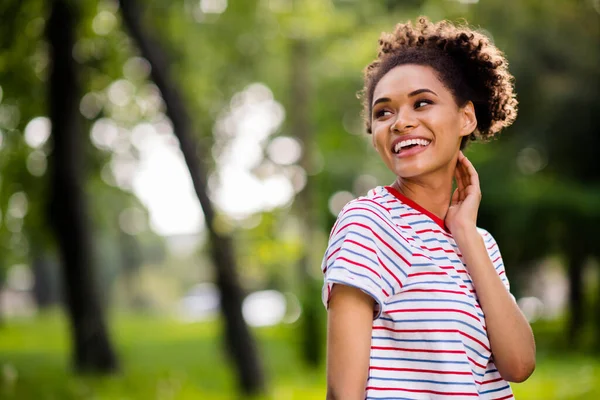 Zdjęcie portret kręcone kobieta śmiech spacery w parku miejskim w paski t-shirt w lecie — Zdjęcie stockowe