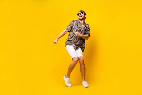 Foto de comprimento total de bonito jovem cavalheiro vestido impressão camisa óculos dançando sorrindo isolado cor amarela fundo — Fotografia de Stock
