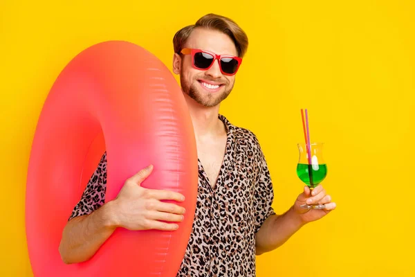 Foto di dolce carino gentiluomo vestito stampa camicia braccio bicchieri tenendo nuotare cerchio bere cocktail isolato colore giallo sfondo — Foto Stock