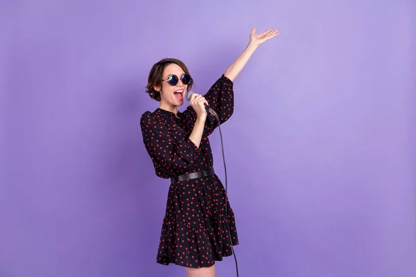 Retrato de chica alegre talentosa atractiva cantando concierto fiesta en vivo aislado sobre violeta brillante color púrpura fondo —  Fotos de Stock