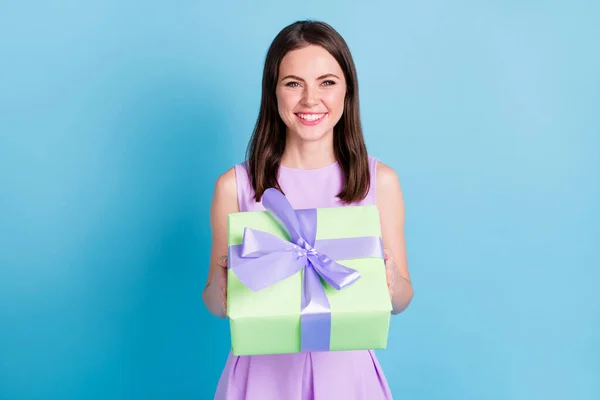 Zdjęcie szczęśliwy uroczy młoda dama daje pudełko prezent wakacje sezon odizolowany na połysk niebieski kolor tło — Zdjęcie stockowe