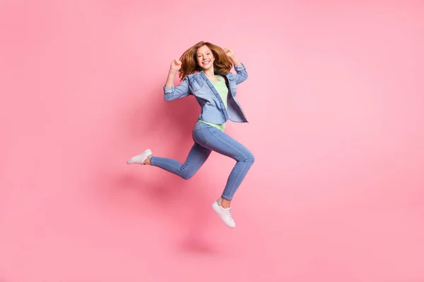 Perfil em tamanho completo foto lateral da menina alegre feliz sorriso positivo salto ir andar correr isolado sobre cor rosa fundo — Fotografia de Stock