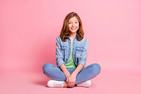 Foto de longitud completa de la joven alegre sonrisa feliz positivo sentarse piso loto pose aislado sobre fondo de color rosa — Foto de Stock