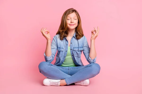 Plná délka tělo velikost fotografie sedící dívka meditující izolované pastelové růžové barvy pozadí — Stock fotografie
