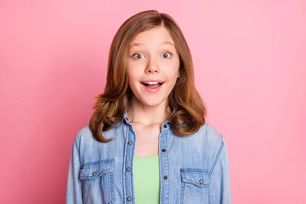 Zdjęcie młodej atrakcyjnej dziewczyny szczęśliwy pozytywny uśmiech zdumiony podekscytowany zaskoczony sprzedaży wiadomości odizolowanych ponad różowy kolor tła — Zdjęcie stockowe