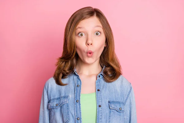 Foto retrato asombrado mirando fijamente niña preadolescente usando jeans chaqueta aislado pastel color rosa fondo — Foto de Stock