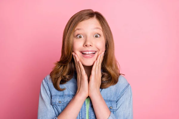 Foto de chica atractiva joven sonrisa positiva feliz asombrado manos emocionadas tocar mejillas aisladas sobre fondo de color rosa — Foto de Stock