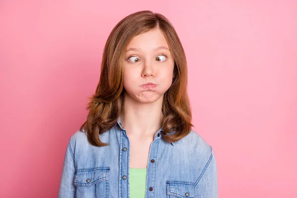 Foto von jungen attraktiven Mädchen halten Atem schmollende Wangen Witz Humor isoliert über rosa Hintergrund — Stockfoto