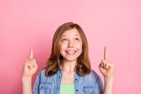 照片上年轻迷人的女孩开心积极的微笑表情表明手指空空荡荡的广告直接暗示与粉色背景隔离 — 图库照片