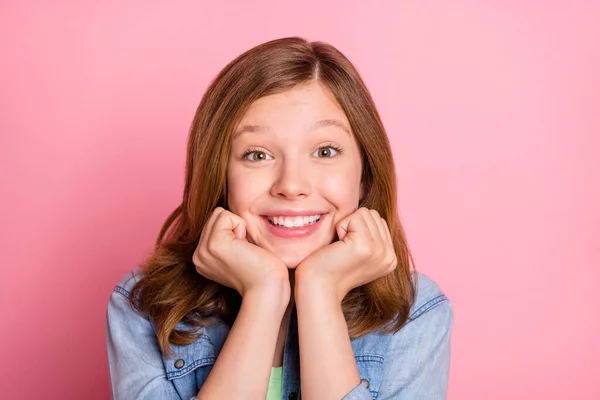 Foto retrato menina muito bom humor sorrindo feliz isolado pastel cor-de-rosa fundo — Fotografia de Stock