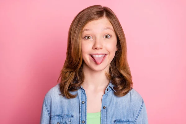 Foto de niña feliz sonrisa positiva lengua-hacia fuera broma mueca aislado sobre fondo de color rosa — Foto de Stock