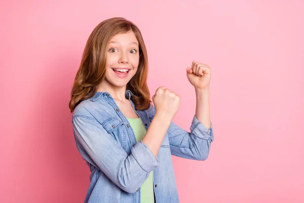 Foto del lado del perfil de la joven feliz sonrisa positiva regocijarse victoria éxito suerte aislado sobre fondo de color rosa — Foto de Stock