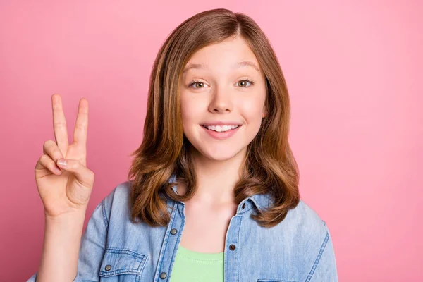 Foto retrato chica mostrando v-signo gesto sonriente aislado pastel color rosa fondo —  Fotos de Stock