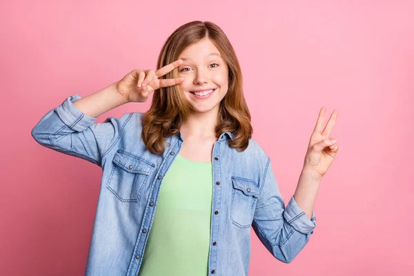 Zdjęcie młodej wesołej dziewczyny szczęśliwy pozytywny uśmiech pokazać spokój chłodny v-znak izolowane ponad różowy kolor tła — Zdjęcie stockowe