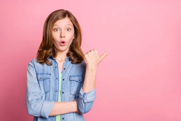 Foto de menina atraente jovem espantado chocado ponto polegar espaço vazio anúncio direto isolado sobre fundo cor pastel — Fotografia de Stock