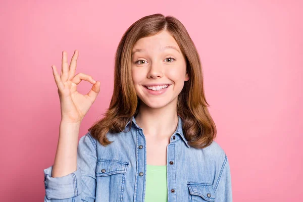 Фотопортрет девушка улыбается показывая хорошо жест изолированный пастельно-розовый цвет фона — стоковое фото