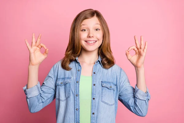 Zdjęcie portret dziewczyna uśmiechnięta szczęśliwy radosny pokazując okay gest odizolowany pastel różowy kolor tło — Zdjęcie stockowe