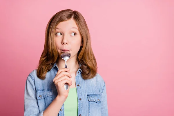 Foto portret meisje op zoek copyspace hongerige likken lepel geïsoleerde pastel roze kleur achtergrond — Stockfoto