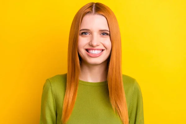 Foto de otimista penteado vermelho milenar senhora desgaste camisola verde isolado no fundo de cor amarela — Fotografia de Stock