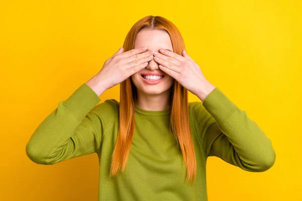 Foto de bonito pelo rojo joven ojos cerrados usar jersey verde aislado sobre fondo de color amarillo — Foto de Stock