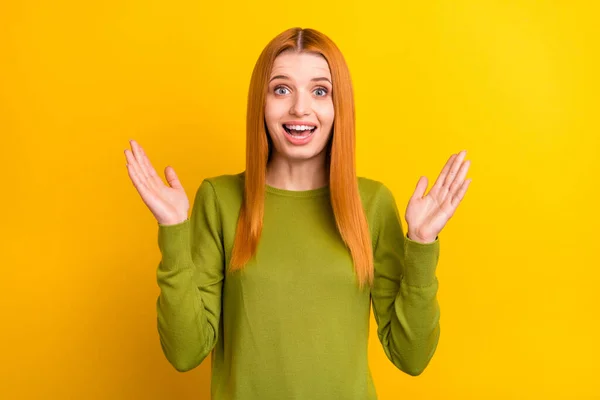 Фотографія рудого волосся молодої леді затискають руки в зеленому светрі ізольовані на жовтому кольорі — стокове фото