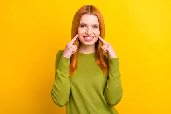 Foto de cabelo vermelho doce jovem senhora ponto sorriso desgaste camisola verde isolado no fundo de cor amarela — Fotografia de Stock