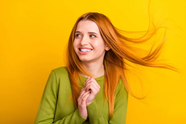 Foto de cabelo vermelho impressionado jovem senhora segurar as mãos olhar espaço vazio desgaste camisola verde isolado no fundo de cor amarela — Fotografia de Stock