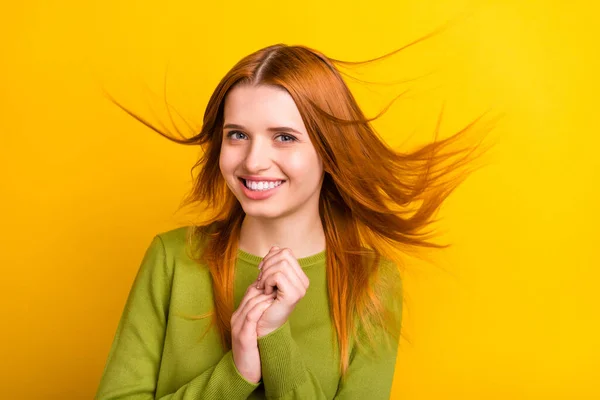 Foto de alegre cabelo laranja milenar senhora segurar as mãos usar camisola verde isolado no fundo de cor amarela — Fotografia de Stock