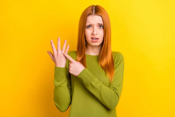 Foto ritratto donna dai capelli rossi mostrando dito vuole anello isolato vivido colore giallo sfondo — Foto Stock