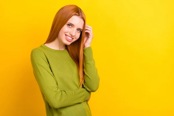 Foto de pensar cabello rojo joven cabeza de la mano desgaste suéter verde aislado sobre fondo de color amarillo — Foto de Stock