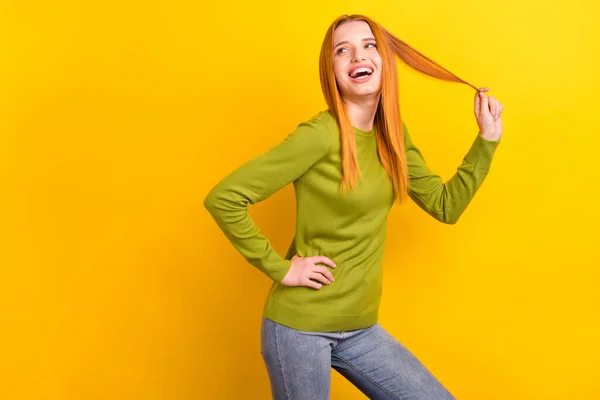 Foto de pelo rojo dulce cabello de la mano de la señora milenaria mirada espacio vacío desgaste suéter verde aislado sobre fondo de color amarillo — Foto de Stock