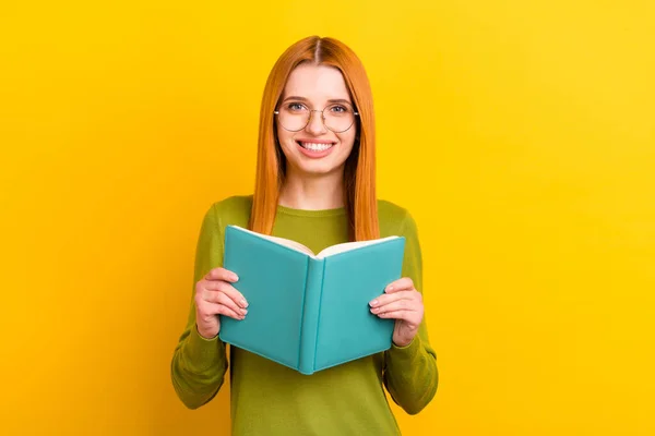 Fényképezés portré vörös hajú nő szemüvegben olvasás könyv elszigetelt élénk sárga szín háttér — Stock Fotó