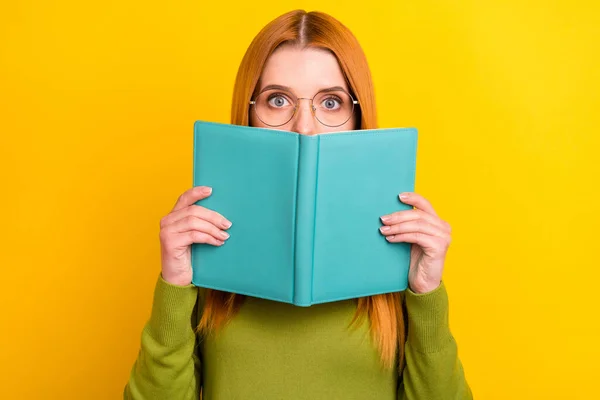 Foto von gestressten roten Haaren junge Dame halten Buch tragen Brille grünen Pullover isoliert auf gelbem Hintergrund — Stockfoto