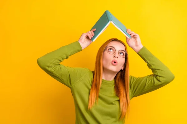 Foto von neugierigen Ingwerfrisur Millennial Dame lesen Buch tragen grünen Pullover Brille isoliert auf gelbem Hintergrund — Stockfoto