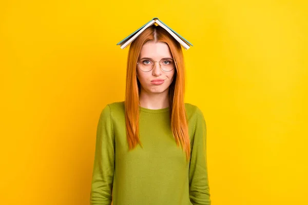 Foto av upprörd ingefära hår tusenårig dam bok om huvud bära glasögon grön tröja isolerad på gul färg bakgrund — Stockfoto