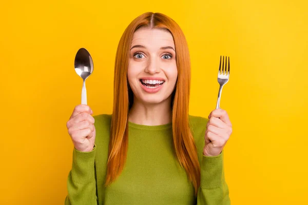 Foto de impressionado penteado vermelho milenar senhora quer comer desgaste jumper verde isolado no fundo de cor amarela — Fotografia de Stock