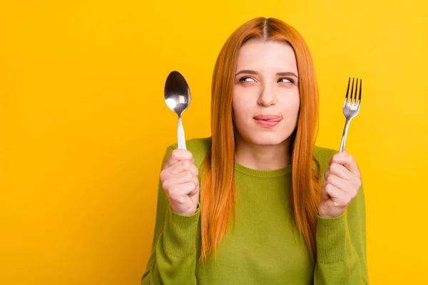 Foto retrato vermelho cabelos mulher mantendo garfo colher esperando para jantar olhando copyspace isolado cor amarela vívida fundo — Fotografia de Stock