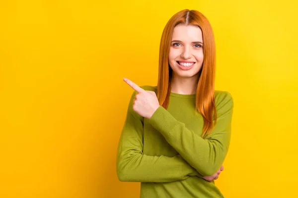 Foto retrato vermelho cabelo mulher apontando dedo copyspace recomendando isolado vívido cor amarela fundo — Fotografia de Stock