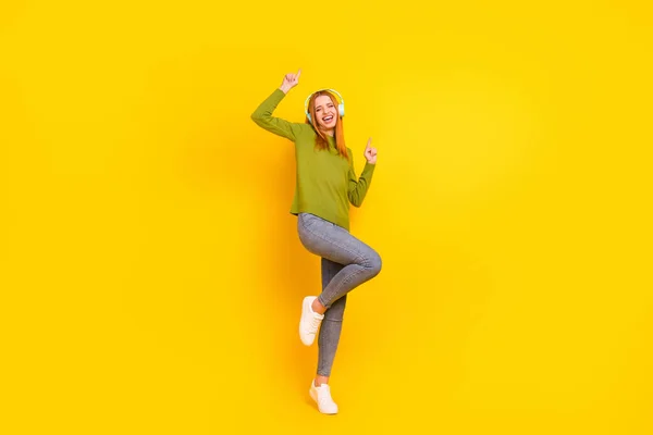 Ganzkörpergröße Foto tanzen in Kopfhörer Mädchen in lässiger Kleidung isoliert lebendige gelbe Farbe Hintergrund — Stockfoto