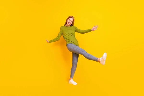 Longitud completa tamaño del cuerpo foto bailando en ropa casual chica en la fiesta aislado vibrante color amarillo fondo —  Fotos de Stock