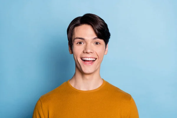 Foto di fresco brunetta millenario uomo sorriso indossare maglione marrone isolato su sfondo di colore blu — Foto Stock