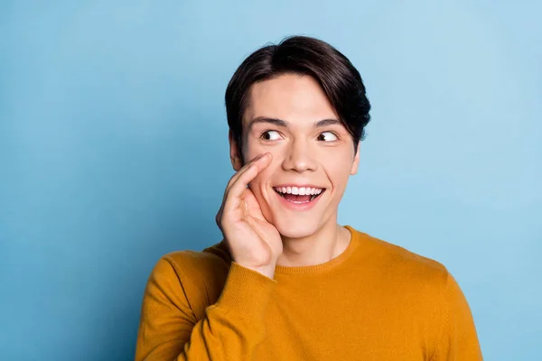 Foto van jonge man blij positieve glimlach fluisteren vertellen spreken geheim nieuws informatie kijken leeg ruimte geïsoleerd over blauwe kleur achtergrond — Stockfoto