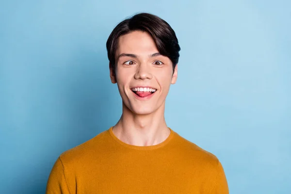 Foto von jungen Kerl glücklich positives Lächeln Comic Narren Zunge-out Fratze isoliert über blauer Farbe Hintergrund — Stockfoto