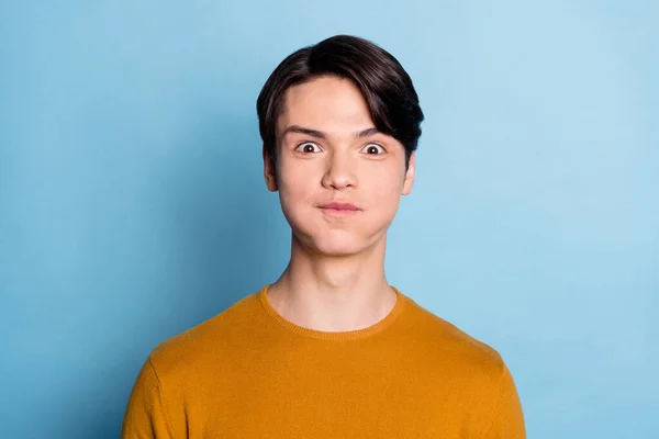 Foto van funky brunet jongeman houden lucht slijtage bruine trui geïsoleerd op blauwe kleur achtergrond — Stockfoto