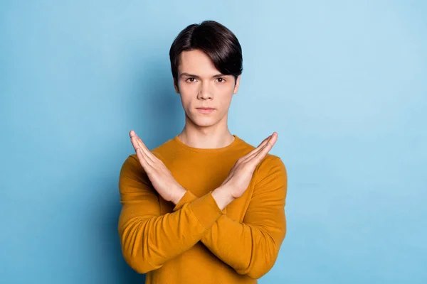 Foto di ragazzo fiducioso mani incrociate mostrano segnale di stop usura camicia arancione isolato sfondo di colore blu — Foto Stock