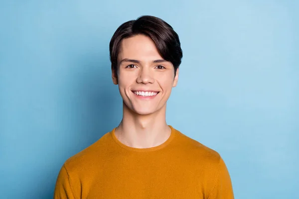 Fotografie mladého veselého muže šťastný pozitivní zubatý úsměv ústní péče zubař dýhy izolované přes modré barvy pozadí — Stock fotografie