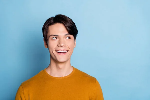 Foto von jungen fröhlichen Mann glücklich positives Lächeln aufgeregt aussehen leeren Raum Wunder isoliert über blauen Farbhintergrund — Stockfoto
