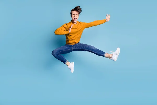 Corpo inteiro foto de impressionado morena millennial cara luta desgaste camisola jeans isolado no fundo de cor azul — Fotografia de Stock