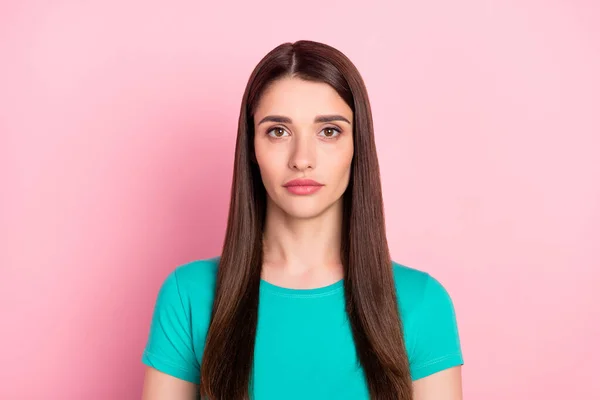 Foto di giovane attraente donna sicura di sé indossare seriamente casual t-shirt isolata su sfondo di colore rosa — Foto Stock