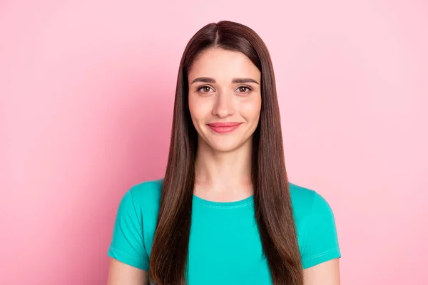 Foto de jovem atraente mulher feliz sorriso positivo longo morena cabelo isolado sobre cor rosa fundo — Fotografia de Stock